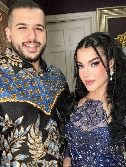 Tasya melengkapi penampilan dengan anting-anting silvernya. Sedangkan sang suami, tampil dengan kemeja batik lengan panjang.  [@tasyafarasya]