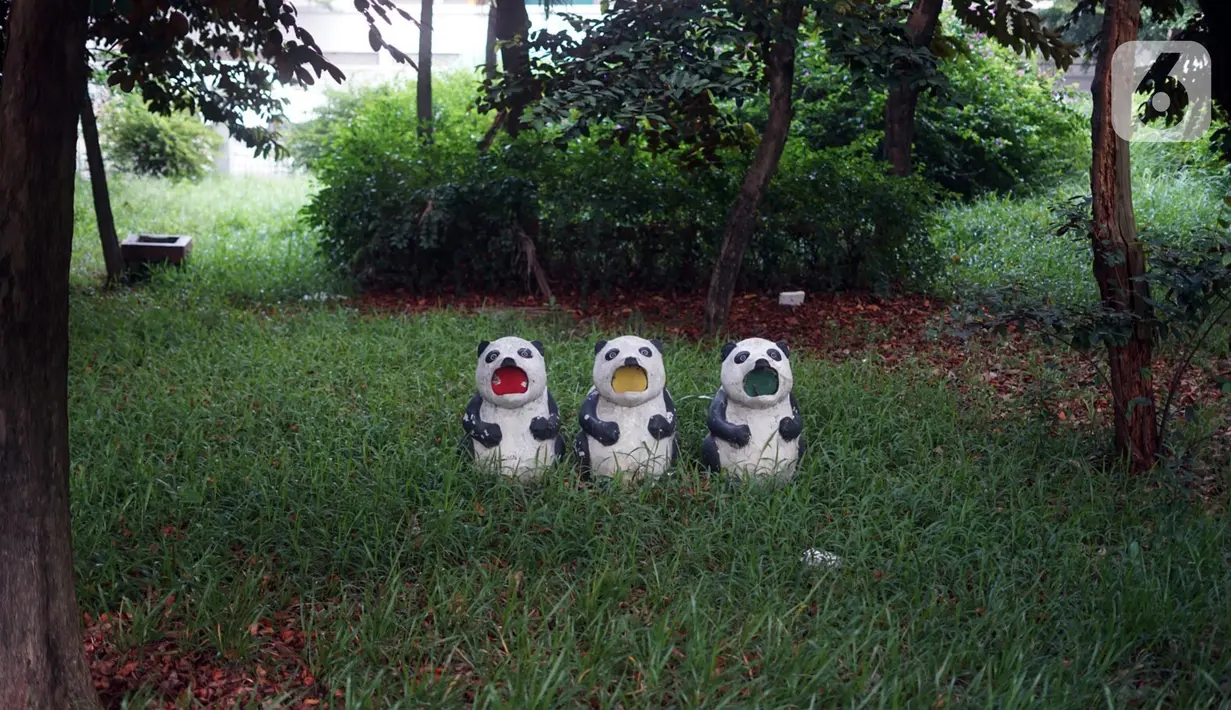 Kondisi patung panda di Taman Martha Tiahahu yang terbengkalai di kawasan Blok M, Jakarta Selatan, Selasa (17/11/2020). Taman yang berdiri sejak 1948 tersebut kini kondisinya terbengkalai, dengan sampah dan rumput liar yang tumbuh hampir di seluruh sudut taman. (Liputan6.com/Immanuel Antonius)