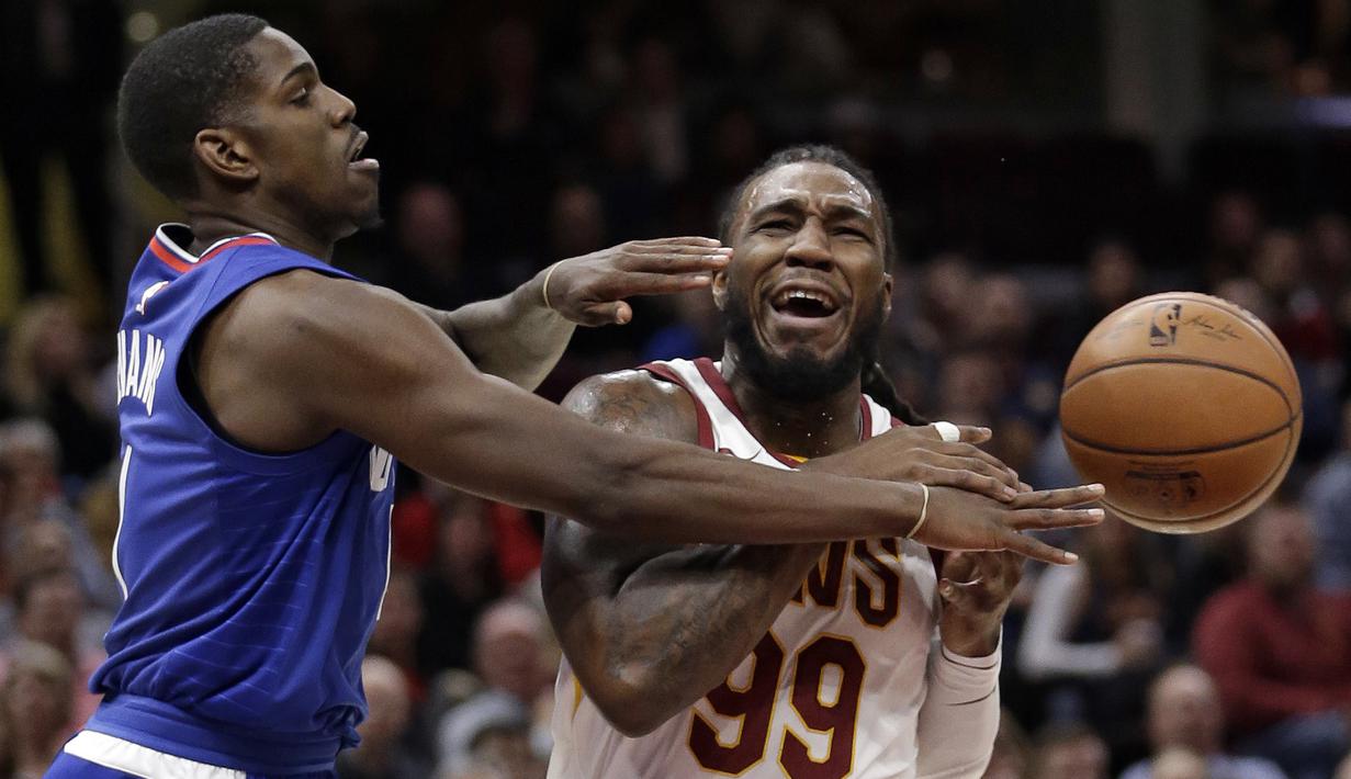 Pemain Los Angeles Clippers, Jawun Evans menghalau bola tembakan pemain Cavaliers, Jae Crowder pada laga NBA basketball game di Quicken Loans Arena, Cleveland, (18/11/2017), Cavs menang 118-113. (AP/Tony Dejak)