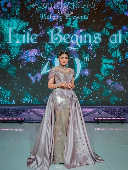 Tentu kita belum lupa penampilan Ashanty di perayaan ulang tahunnya yang ke-40. Ashanty menjelma jadi peri dengan gaun megah, riasan wajah bold, lengkap dengan hair piecenya. [Foto: Instagram/ashanty_ash]