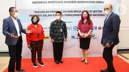 Para narasumber berbincang di sela-sela acara Indonesia Mortgage Forum (IMF) di Jakarta, (19/02/2021). EVP Consumer Loans Bank Mandiri dan Ketua IMBA Ignatius Susatyo Wijoyo mengatakan bahwa Bank Mandiri telah menyalurkan KPR mencapai Rp43,5 triliun pada tahun 2020. (Liputan6.com/Pool)