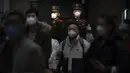 Polisi paramiliter China berjaga di Stasiun Kereta Api Barat Beijing di Beijing, Rabu, 18 Januari 2023. China pada Desember mencabut kebijakan "nol-COVID" yang ketat, melepaskan gelombang keinginan perjalanan yang terpendam, terutama di sekitar waktu terpenting China untuk pertemuan keluarga, yang disebut di China sebagai Festival Musim Semi, yang mungkin satu-satunya waktu di satu tahun ketika pekerja perkotaan kembali ke kampung halaman mereka. (AP Photo/Mark Schiefelbein)