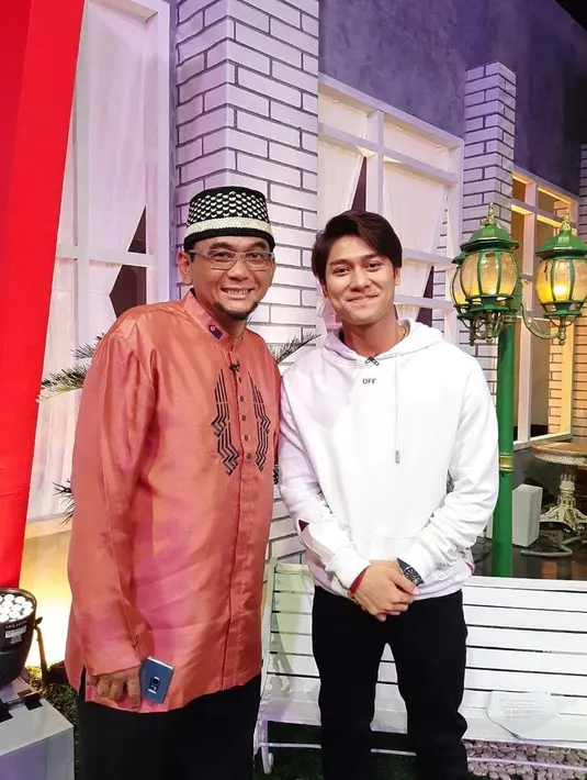 Sebelumnya, pendakwah 50 tahun itu kerap membagikan potret keakrabannya dengan Billar. Mereka bak bapak dan anak. Hubungan keduanya juga semakin dekat ketika mengisi program acara 'Tasbih' bersama di Indosiar. Keakrabannya makin terjalin karena hampir bertemu setiap hari. (Liputan6.com/IG/@subkialbughury_)
