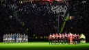 Pemain Juventus dan AC Milan mengheningkan cipta untuk mengenang pelatih Italia Emiliano Mondonico sebelum pertandingan dimulai di Stadion Allianz di Turin (31/3). (Alessandro Di Marco/ANSA via AP)