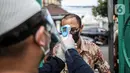 Petugas memeriksa suhu tubuh Jemaah sebelum memasuki Masjid Cut Meutia untuk salat Jumat di Jakarta Pusat, Jumat (5/6/2020). Masjid Cut Meutia kembali menyelenggarakan ibadah salat Jumat dalam masa PSBB transisi dengan menerapkan protokol kesehatan secara ketat. (Liputan6.com/Faizal Fanani)