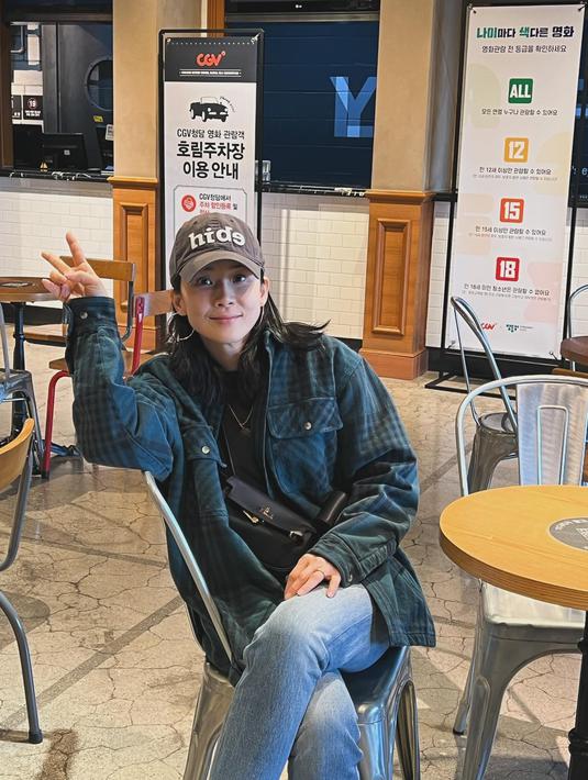 Di waktu bersamaan, Lee Bo Young juga mengunggah foto serupa dengan Ji Sung ke Instagram miliknya. Foto tesebut tentu saja dijepret oleh sang suami tercinta. (Foto: Instagram/ lee.b0.young)