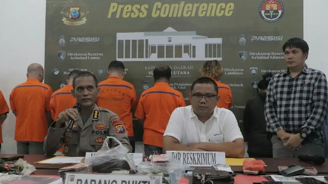 Kabid Humas Polda Sulut Kombes Pol Iis Kristian bersama Dirreskrimum Kombes Pol Gani F Siahaan, saat konferensi pers di Balai Wartawan Polda Sulut, Selasa (6/6/2023) sore.