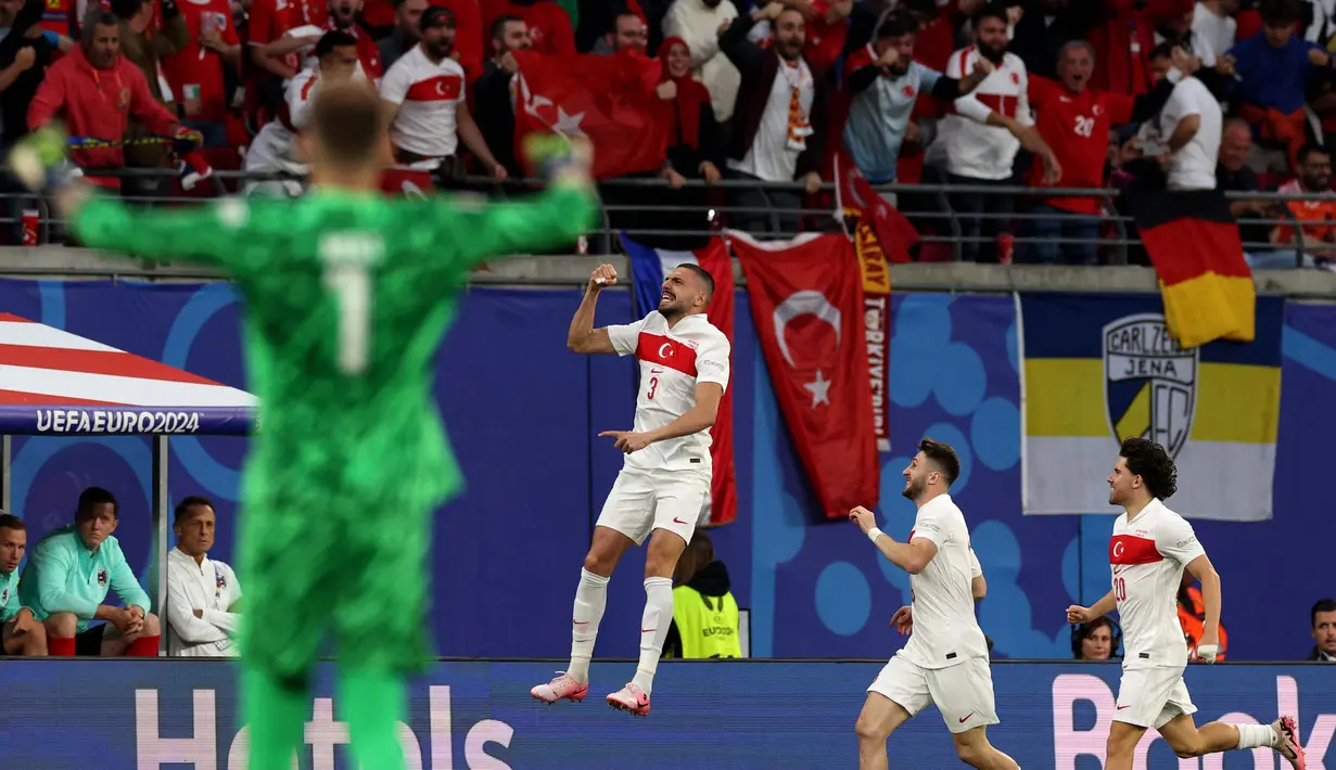 Di babak kedua, pada menit ke-59 Merih Demiral berhasil mencetak gol kedua untuk Turki. (Adrian DENNIS/AFP)