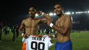 Pemain Persib Bandung Zulham Zamrun (kanan) bersama saudara kembarnya, pemain  Borneo FC, Zulvin Zamrun, setelah bertanding dalam leg kedua perempatfinal Piala Presiden 2015 di Stadion Si Jalak Harupat, Bandung, Sabtu (26/9/201). (Bola.com/Arief Bagus)
