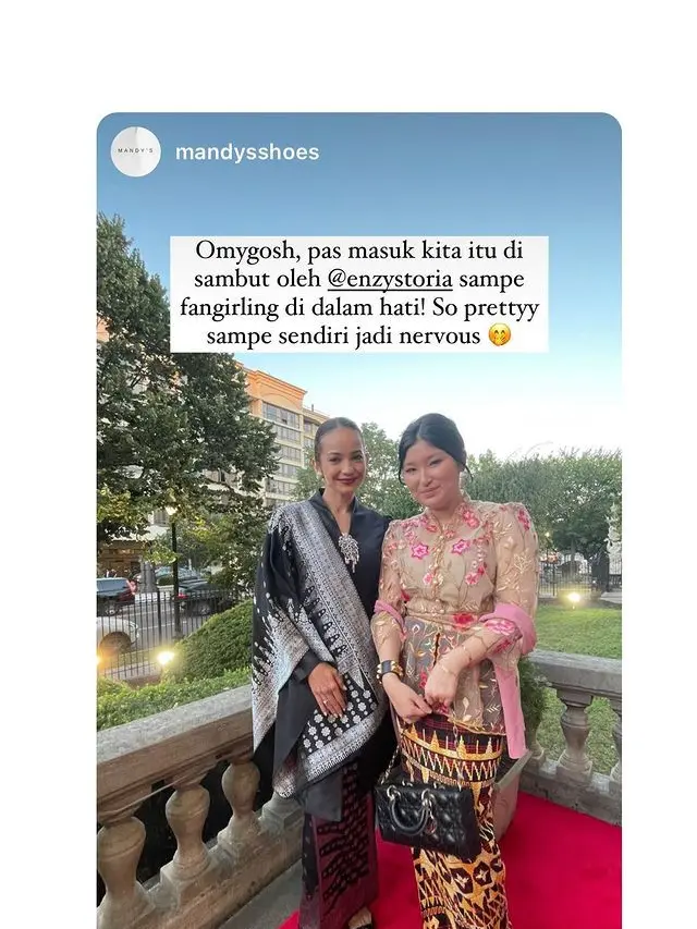 6  Potret Enzy Storia dalam Indonesia Fashion Night di Washington, Tampil Pakai Songket