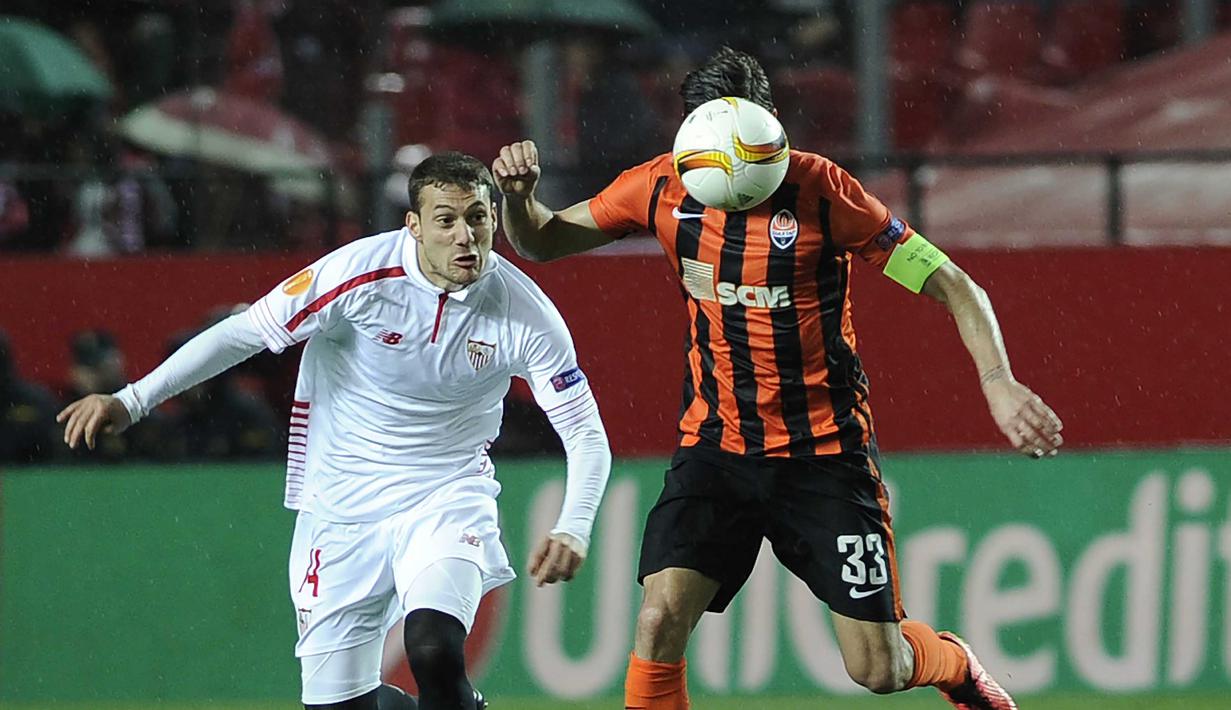 Gelandang Sevilla, Sebastian Cristoforo (kiri) berusaha menghadang pemain Shakhtar Donetsk, Darijo Srna pada leg kedua semifinal Liga Europa di Stadion Ramon Sanchez Pizjuan, Sevilla, Jumat (6/5/2016) dini hari WIB. (AFP/Cristina Quicler)