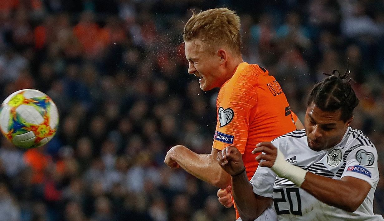 Bek Belanda, Matthijs De Ligt, duel udara dengan gelandang Jerman, Serge Gnabry, pada laga Kualifikasi Piala Dunia 2022 di Hamburg, Jumat (6/9). Jerman kalah 2-4 dari Belanda. (AFP/Odd Andersen)