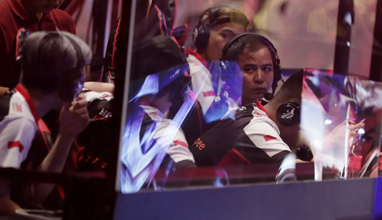 Tim Louvre Juggernaut saat melawan Onic Esports pada final Piala Presiden Esports 2019 di Istora Jakarta, Minggu (31/3). (Bola.com/M Iqbal Ichsan)