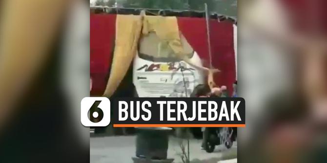 VIDEO: Bus Terjebak Saat Melintasi Tenda Hajatan