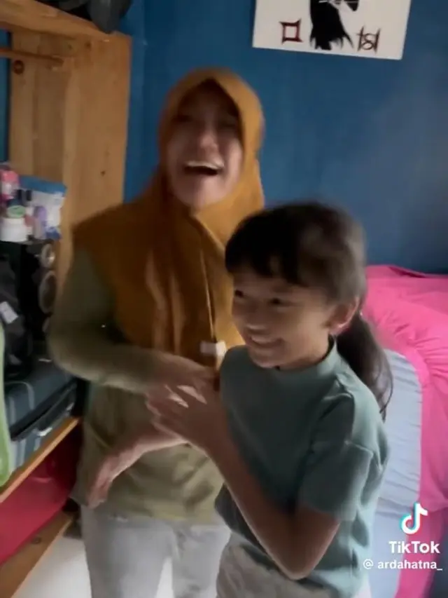Potret Mbak Ti dan Kara setelah lama berpisah kemudian bertemu kembali (Sumber: TikTok/ardahatna_)