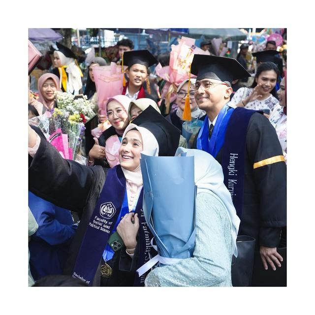 6 Potret Hengky Kurniawan dan Sonya Fatmala Wisuda Bareng, Sempat Lama Tertunda