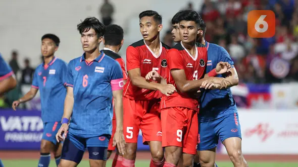 <p>Striker Timnas Indonesia U-22, Ramadhan Sananta dan Rizky Ridho Ramadhani ditempel ketat pemain Thailand pada laga final cabor sepak bola SEA Games 2023 di National Olympic Stadium, Phnom Penh, Kamboja, Selasa (16/5/2023). (Bola.com/Abdul Aziz)</p>