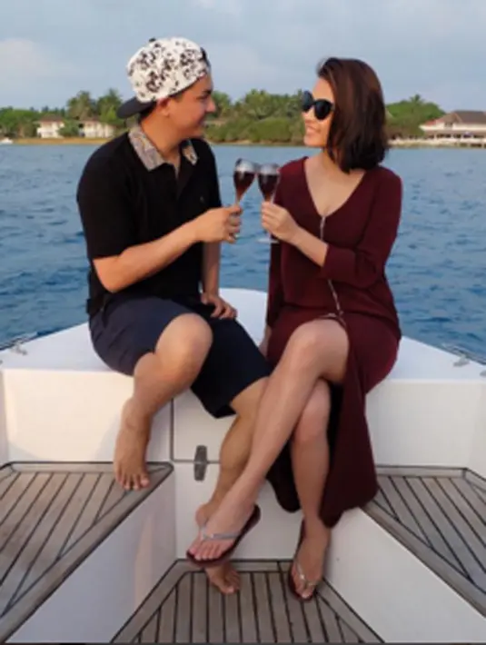 Pasangan yang baru menikah pada bulan Oktober 2015 silam ini melakukan serangkaian liburan romantis di Maldives yang terletak di sebelah selatan-barat daya India, sekitar 700 kilometer sebelah barat daya Sri Lanka. (via instagram/@chelseaoliviaa)