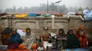 Para Sadhus dan umat Hindu lainnya duduk di Kuil Pashupatinath, Kathmandu , Nepal, (6/3). Festival ini didedikasikan untuk dewa Siwa. (REUTERS / Navesh Chitrakar)