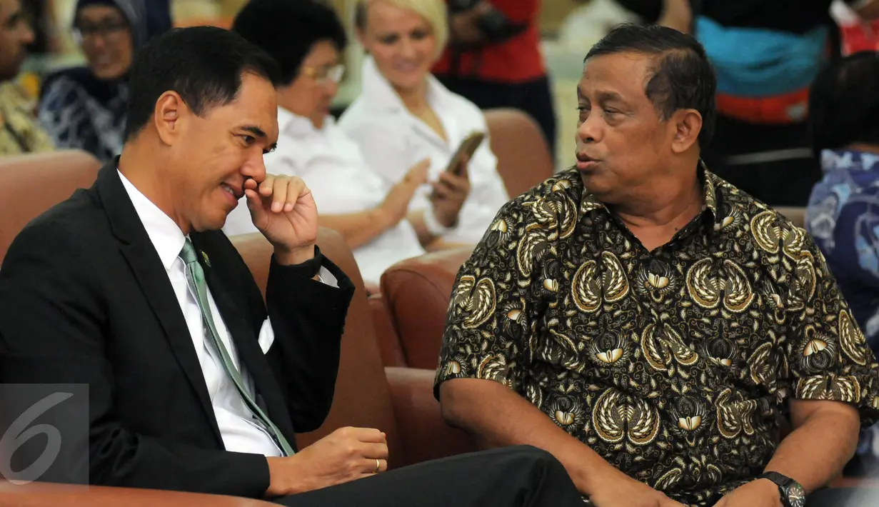 Ketua Umum PBSI Gita Wirjawan (kiri) berbincang dengan mantan Ketua PBSI Joko Santoso jelang perayaan HUT PBSI ke-65 di Jakarta, Senin (9/5/2016). HUT PBSI dilangsungkan di Pelatnas PBSI Cipayung, Jakarta. (Liputan6.com/Helmi Fithriansyah)