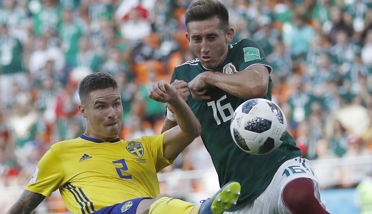 Pemain Swedia, Mikael Lustig (kiri) menghalau bola dari kejaran pemain Meksiko, Hector Herrera pada laga grup F Piala Dunia 2018 di Yekaterinburg Arena, Yekaterinburg, Rusia, (27/6/2018).  Swedia menang telak 3-0 atas Meksiko. (AP/Eduardo Verdugo)