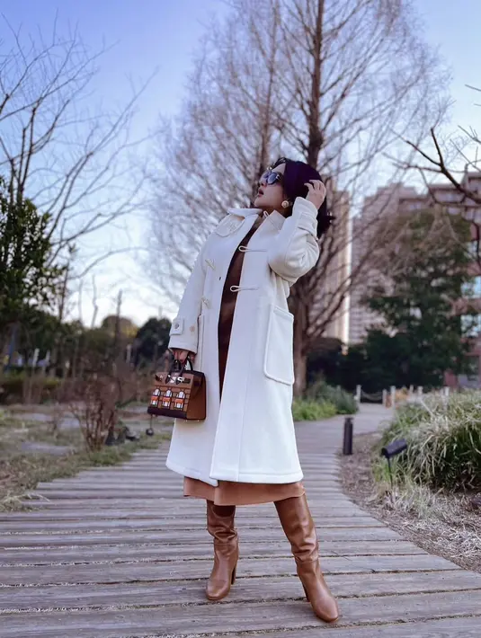 Tampil bergaya di Tokyo, Syahrini mengenakan outfit dengan nuansa putih dan cokelat. Menyesuaikan dengan outfitnya, Syahrini memilih menenteng Hermes Birkin 20 Fabourg seharga Rp2.799.930.000. (instagram/Princessyahrini)