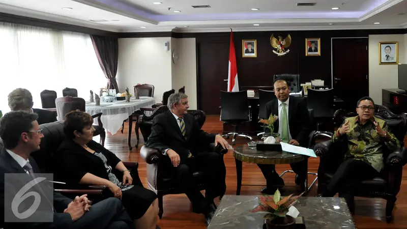 20150928-Senator-Parlemen-Australia-Kunjungi-MPR-Jakarta-Zulkifli-Hasan-Chris-Back