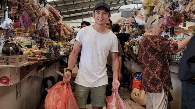 Artis Tampan Berbelanja di Pasar
