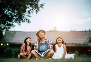 Berkebun bisa menjadi media belajar yang efektif. Orangtua dapat mengajarkan konsep sederhana seperti menunggu hasil, mengenali tanaman yang siap dipanen, hingga belajar dari kesalahan. (foto/dok: freepik)