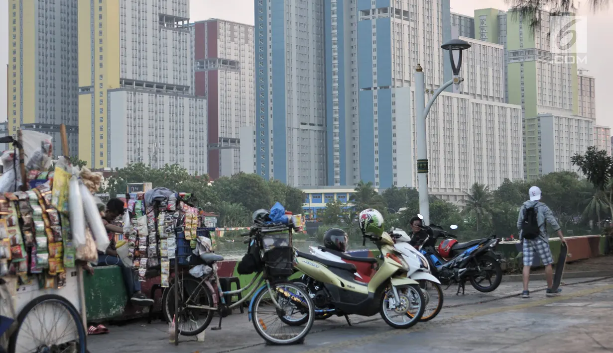 Sepeda motor dan pedagang kaki lima memenuhi trotoar Danau Sunter, Jakarta, Senin (22/7/2019). Tidak adanya fasilitas parkir di kawasan tersebut menyebabkan pengunjung Danau Sunter memarkirkan sepeda motor mereka di sepanjang trotoar sehingga mengganggu akses pejalan kaki. (merdeka.com/IqbalNugroho)