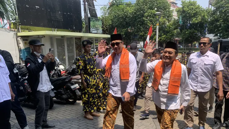 Pasangan calon gubernur dan Wakil gubernur Jakarta Ridwan Kamil - Suswono tiba di Hotel Maxone, Jakarta Pusat yang menjadi titik temu sebelum mendaftar ke KPU Jakarta.