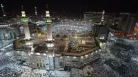 Pemandangan Masjidil Haram saat dipenuhi oleh umat muslim yang sedang melaksanakan ibadah haji di Makkah, Arab Saudi, Rabu (7/8/2019). Masjidi terbesar di dunia ini merupakan tujuan utama dalam ibadah haji dan umrah. (FETHI BELAID/AFP)