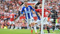 Gelandang Brighton &amp; Hove Albion, Pascal Gross, merayakan golnya ke gawang Manchester United pada laga pekan perdana Premier League 2022/2023, Minggu (7/8/2022) malam WIB. (AFP/Lindsey Parnaby)