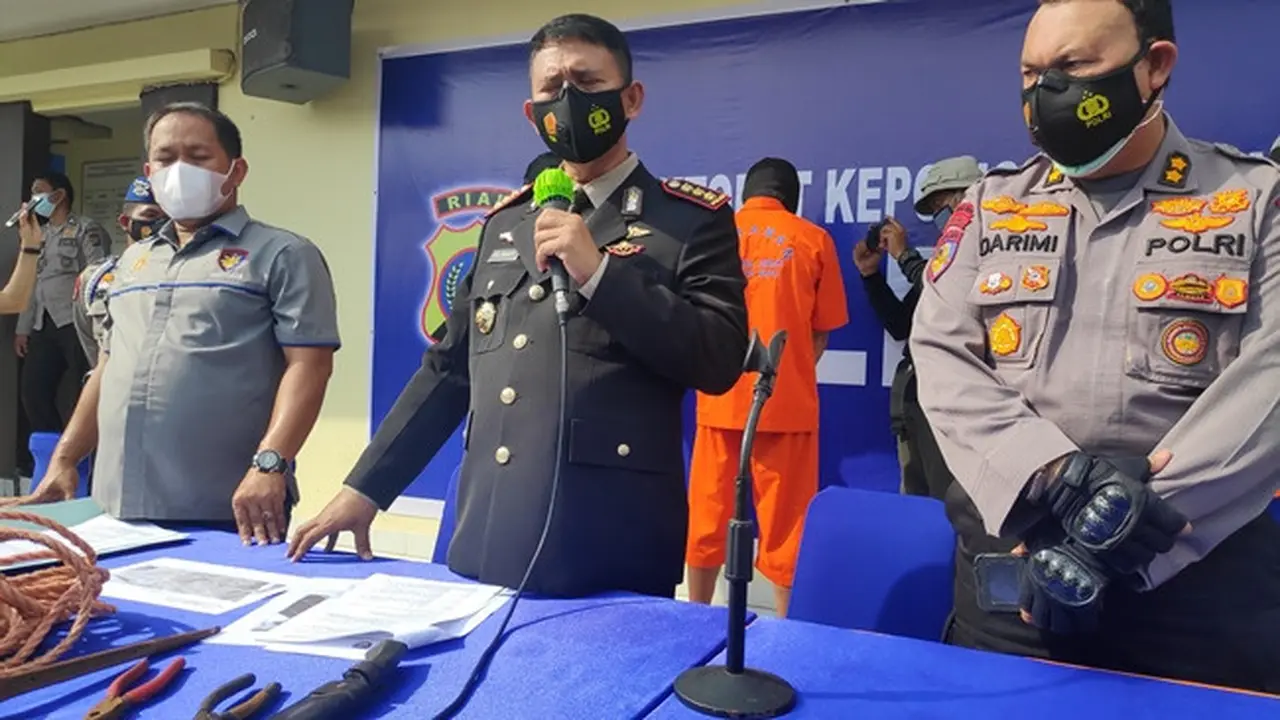 Direktur Polisi Air Polda Riau dalam konferensi pers pengungkapan perompakan kapal asing.