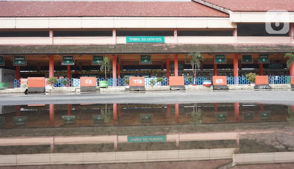 Suasana Terminal Bus Kampung Rambutan yang sepi aktivitas di Jakarta, Minggu (10/5/2020). Pelayanan Bus AKAP belum dioperasionalkan di Terminal Kampung Rambutan, meskipun pemerintah telah mengizinkan kembali angkutan umum beroperasi keluar masuk wilayah Jabodetabek. (Liputan6.com/Immanuel Antonius)