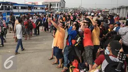 Warga berselfie saat menunggu kedatangan kapal di Pelabuhan Kali Adem, Jakarta, Kamis (5/5). Ratusan masyarakat tersebut akan menikmati libur panjang di Kepulauan Seribu. (Liputan6.com/Angga Yuniar)
