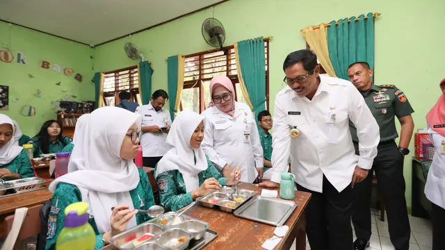 Pj Gubernur Jateng Nana Sudjana menyapa siswa penerima manfaat makan bergizi gratis di Jateng. (Foto: Liputan6.com/ Felek Wahyu)