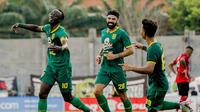 Pada laga Persebaya melawan Madura United, Makan Konate mengenakan ban kapten Persebaya. Coach Aji Santoso berujar, dengan ban kapten, Konate semakin percaya diri. Buktinya, pemain bernomor punggung 10 tersebut berhasil cetak dua gol. (Liputan6.com/IG/@officialpersebaya)