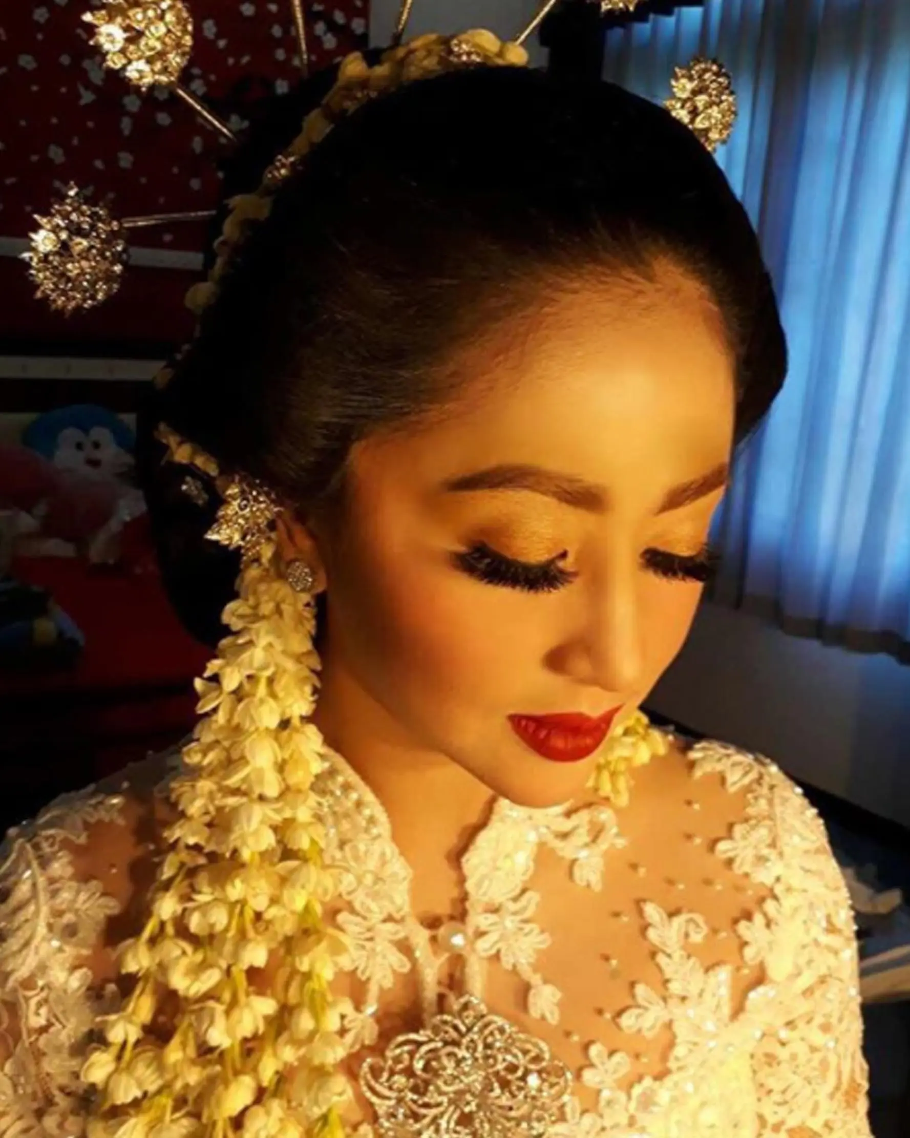 Dewi Perssik mengunggah foto mengenakan kebaya pengantin pada 10 September lalu di Instagram. (Instagram)