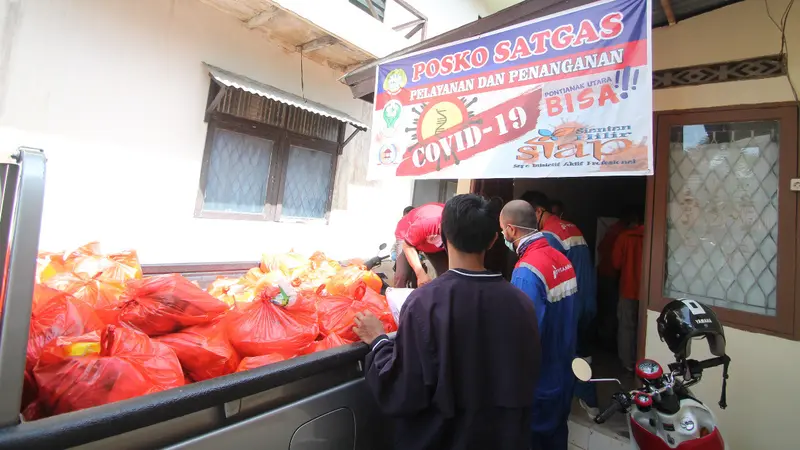 Hadapi Covid-19, Pertamina Serahkan Bantuan APD ke Puskesmas Siantan Hilir dan Paket Sembako