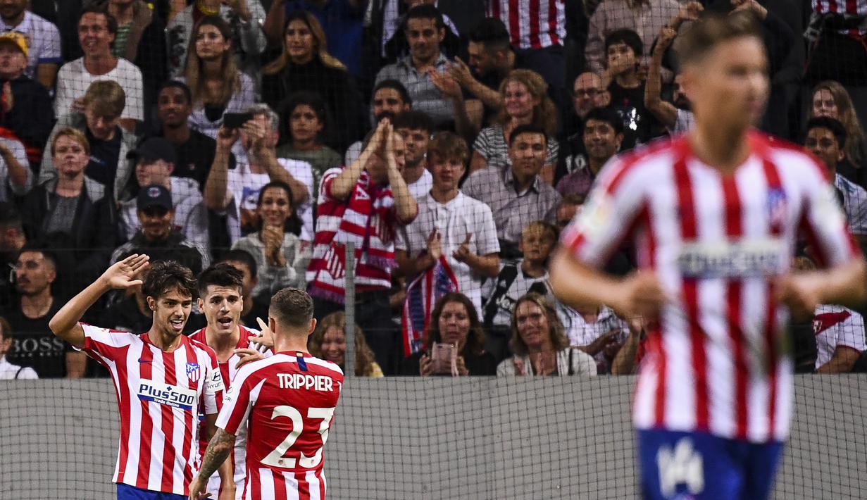 Para pemain Atletico Madrid merayakan gol yang dicetak Joao Felix ke gawang Juventus pada laga ICC di Stadion Solna, Stockholm, Sabtu (10/8). Atletico menang 2-1 atas Juventus. (AFP/Jonathan Nackstrand)