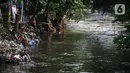Kini Sungai Ciliwung menjadi salah satu sungai yang paling kotor di Indonesia akibat pencemarannya, dan dikenal sebagai dalang banjir ibu kota. (Liputan6.com/Faizal Fanani)