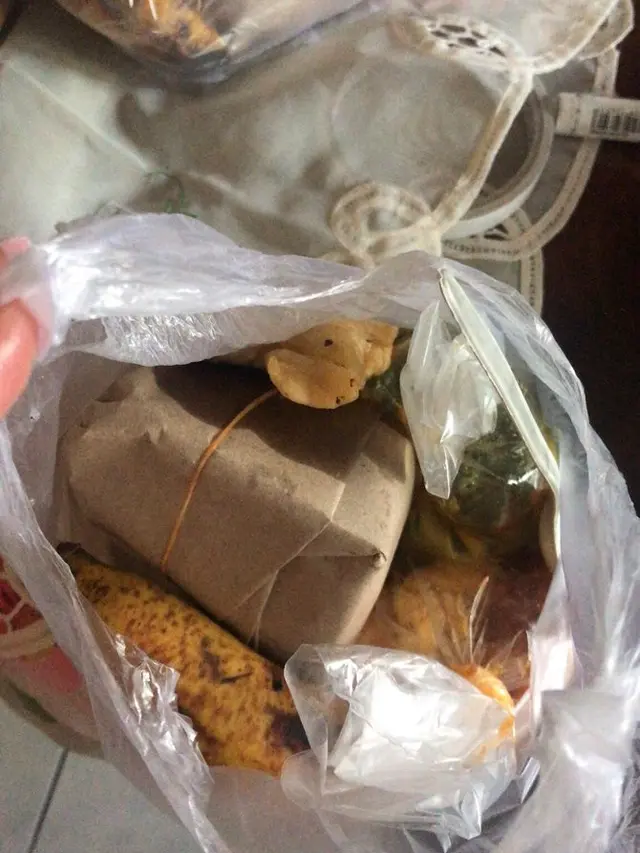 viral, keluarga sediakan makanan gratis di depan rumah