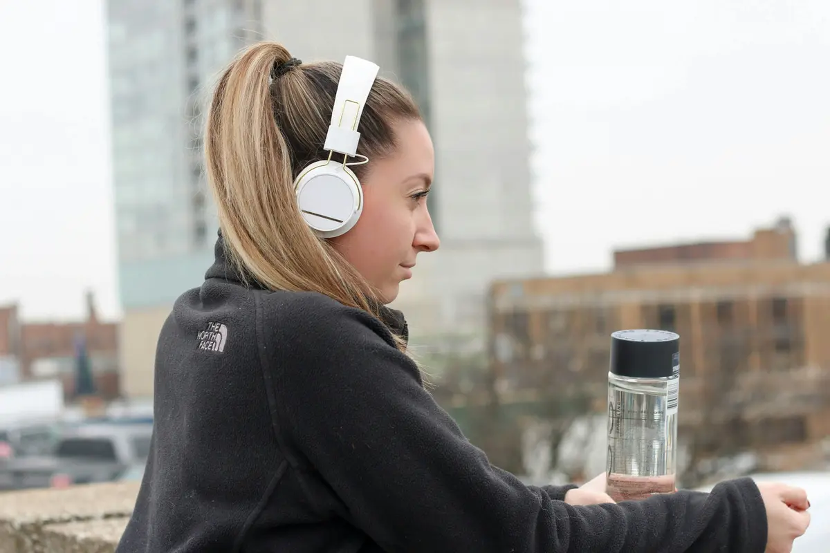 Perempuan mengenakan headphone