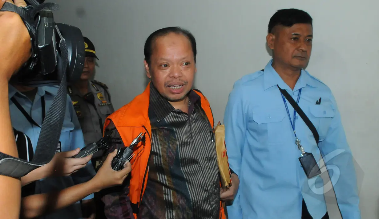 Sutan Bhatoegana saat ditanya wartawan sebelum menjalani sidang perdana di Pengadilan Tipikor, Jakarta, Senin (6/4/2015). Sutan, tersangka kasus dugaan penerimaan hadiah terkait penetapan APBN-P Kementerian ESDM di DPR RI. (Liputan6.com/Herman Zakharia)