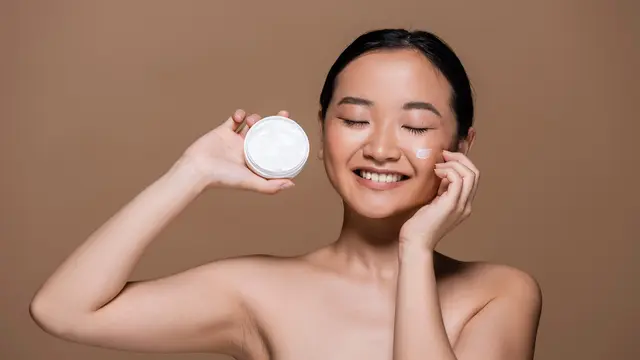 Biar Nggak Jadi Dempul, Ini 7 Cara Pakai Cushion agar Hasilnya Natural dan Flawless