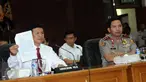 Kabareskrim Mabes Polri, Komjen Pol Ari Dono (kiri) menunjukkan surat rilis kasus dugaan penistaan agama yang melibatkan Basuki Tjahaja Purnama (Ahok) di Jakarta, Rabu (16/11). Ahok ditetapkan sebagai tersangka. (Liputan6.com/Helmi Fithriansyah)
