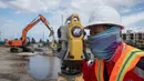 Aktivitas pekerja proyek pembangunan Sirkuit Formula E di kawasan Taman Impian Jaya Ancol, Jakarta Utara, Minggu (06/03/2022). Progres sirkuit sudah mencapai 52 persen pada hari ke-32 dan ditargetkan akan selesai pada bulan April 2022. (Bola.com/Bagaskara Lazuardi)