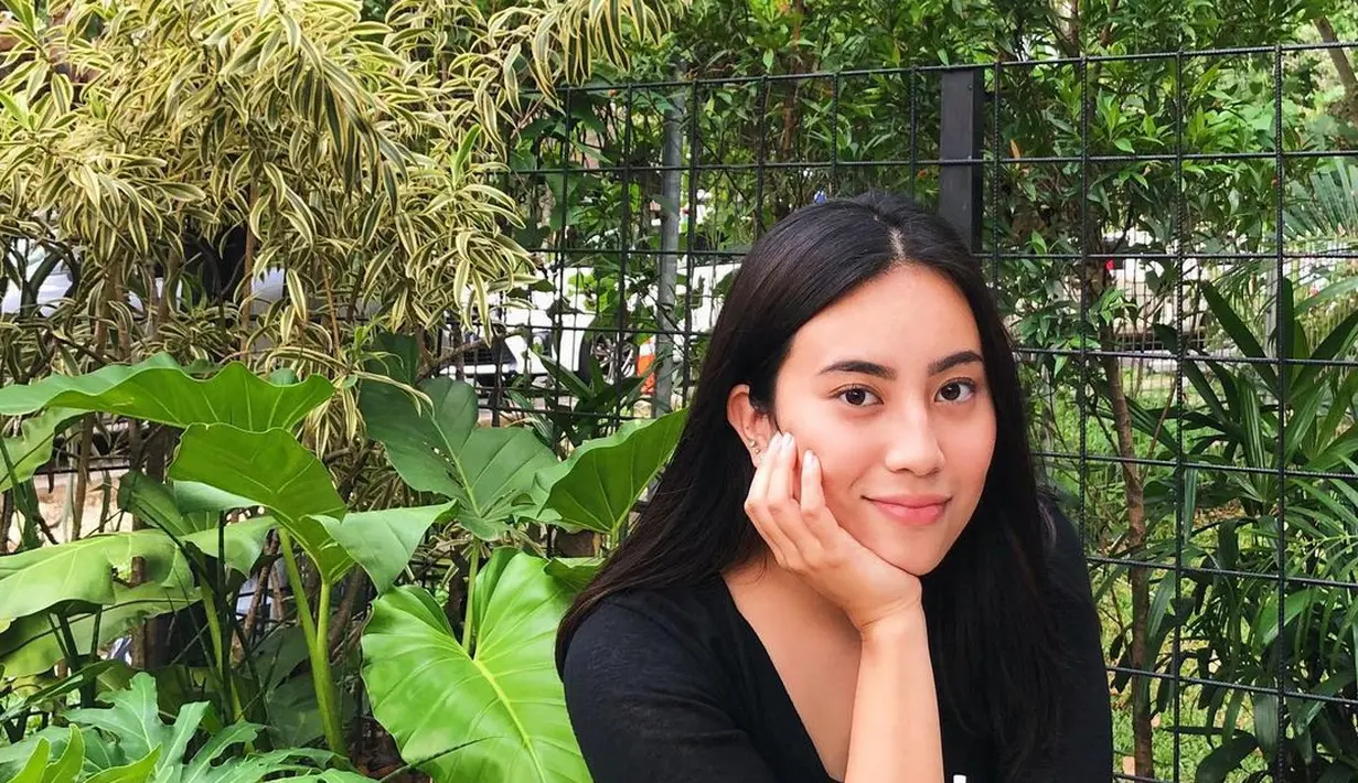 Presenter Sony Tulung memiliki putri semata wayang yang bernama Casey Rebecca. Tak hanya terkenal cerdas, namun Casey Rebecca juga memiliki paras rupawan. [Foto: Instagram/rebeccatulung]