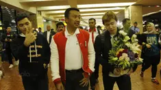 Menpora, Imam Nahrawi berbincang dengan Marcus Gideon saat penyambutan di Bandara Soekarno Hatta, Senin (18/12/17). Kevin-Marcus berhasil menjuarai Dubai Super Series 2017. (Bola.com/M Iqbal Ichsan)